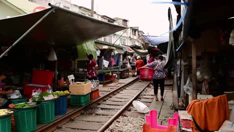 Eine-Aufregende-Zugfahrt-Zum-Mae-Klong-Eisenbahnmarkt