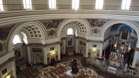 Vistas-Interiores-De-La-Iglesia-De-La-Rotonda-En-Mosta,-Malta