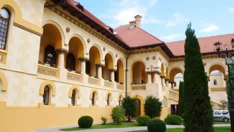 Toma-Panorámica-De-La-Catedral-Ortodoxa-En-Alba-Iulia,-Rumania