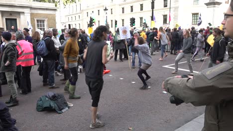 Demonstranten-Tanzen-Während-Der-Extinction-Rebellion-Proteste-In-London,-Großbritannien