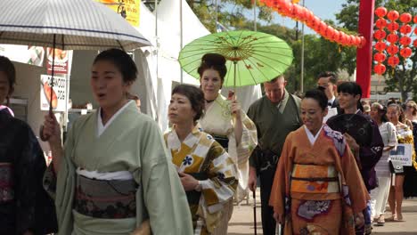 Wanderparade-In-Traditioneller-Kleidung-Während-Des-Buddha-Festivals-2018