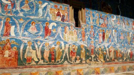 Panning-shot-of-the-paintings-at-the-Voronet-monastery,-Romania