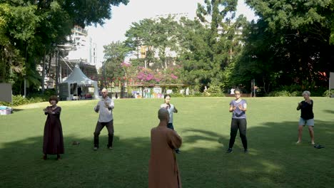 Gente-Entrenando-En-El-Parque-Con-Monje