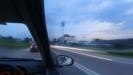 POV-Aufnahme-Von-Geschwindigkeitsüberschreitung-Und-Anhalten-Im-Stau-Auf-Einer-Autobahn-Am-Abend