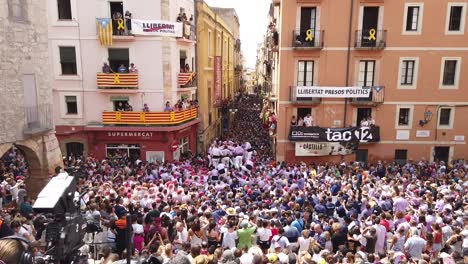 Building-a-human-tower-in-the-city-centre-of-Tarragona,-Catalonia,-Spain,-Europe