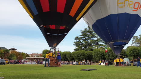 Preparándose-Para-Lanzar-Un-Globo-Aerostático-En-Angera,-Italia,-Todavía-Es-Una-Posibilidad-Remota