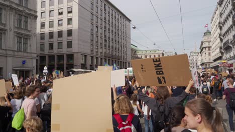 Pov-Rückansicht,-Die-Freitags-Für-Zukünftige-Proteste-Gegen-Den-Klimawandel-In-Der-Menge-Auf-Der-Wiener-Straße-Spazieren-Geht