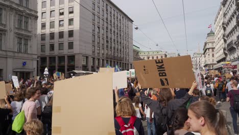 Vista-Posterior-De-Pov-Caminando-Entre-La-Multitud-En-La-Calle-Vienna-Durante-Los-Viernes-Para-Futuras-Protestas-Contra-El-Cambio-Climático