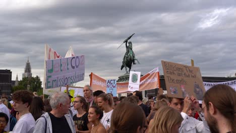 Freitags-Werden-Auf-Dem-Heldenplatz-Schilder-Für-Zukünftige-Proteste-Gegen-Den-Klimawandel-In-Zeitlupe-Hochgehalten