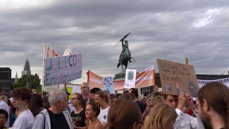 Carteles-Que-Se-Sostienen-En-La-Plaza-Del-Héroe-Durante-Los-Viernes-Para-Futuras-Protestas-Por-El-Cambio-Climático-A-Cámara-Lenta