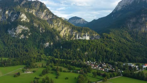 Weites-Panorama-Auf-Schloss-Neuschwanstein,-Bayerische-Alpen-Im-Hintergrund