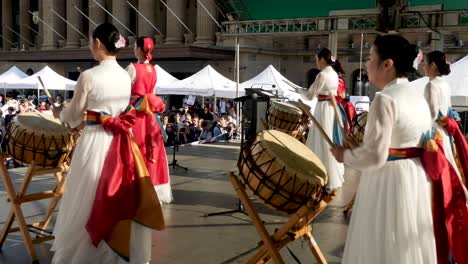 Músicos-Coreanos-Tocando-Tambores-E-Instrumentos-Tradicionales-Coreanos-Samulnori-Durante-El-Festival-Coreano