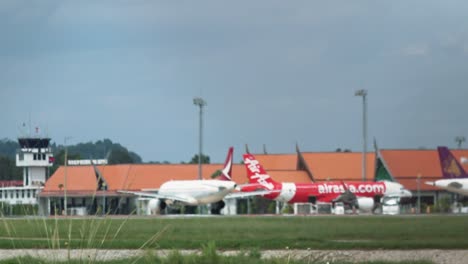 Aviones-Listos-Para-Tomar-Un-Taxi-Desde-Las-Terminales-Del-Aeropuerto-De-Siem-Reap