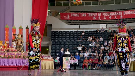 Mujeres-Indonesias-Bailando-Danza-Del-Vientre-Con-Candelabro-En-La-Cabeza-Durante-El-Festival-De-Cumpleaños-De-Buda,-Brisbane-2018