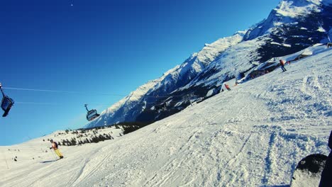 Skigebiet-In-Den-Alpen-An-Einem-Sonnigen-Tag