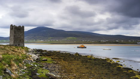 Zeitraffer-Der-Ruine-Des-Historischen-Burgturms-Auf-Achill-Island-Auf-Dem-Wild-Atlantic-Way-In-Irland