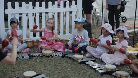 Kinder-Spielen-Während-Des-Unterrichts-Mit-Dem-Lehrer-Mit-Verschiedenen-Musikinstrumenten