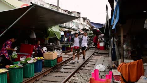 Un-Emocionante-Viaje-En-Tren-Al-Mercado-Ferroviario-De-Mae-Klong