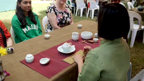 Chinesische-Frauen-Erklären-Die-Geschichte-Und-Die-Art-Und-Weise,-Chinesischen-Tee-Während-Der-Chinesischen-Teesitzung-Zu-Trinken---Teeunterricht-Chinesischer-Teeunterricht-Mit-Menschen-Zur-Meditation