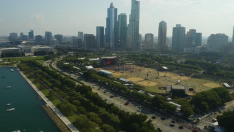 Luftflug-Vorbei-An-Menschenmassen-Im-Grant-Park-Während-Des-Lollapalooza-2019