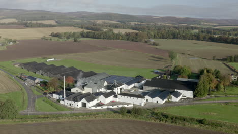 Vista-Aérea-De-La-Destilería-De-Whisky-Fettercairn-En-Un-Soleado-Día-De-Otoño,-Aberdeenshire