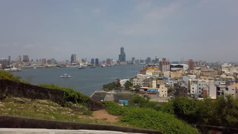 Eine-Luftaufnahme-Der-Stadt-Kaohsiung-Vom-Gipfel-Der-Insel-Cijin