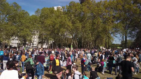 Panorámica-A-Través-De-Un-Parque-Donde-Los-Activistas-Climáticos-Se-Reúnen-Antes-De-Una-Marcha-A-Través-De-Colonia