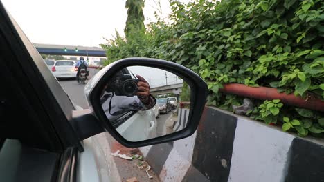 Fahrzeug-Bewegt-Sich-An-Einer-Ampel-In-Neu-Delhi,-Indien