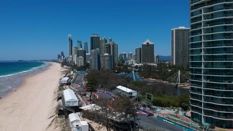 Luftaufnahme-Der-Gold-Coast-600-Supercars-Championships,-Die-Den-Stadtkurs-In-Der-Nähe-Des-Strandes-Und-Der-Hauptstraße-Zeigt