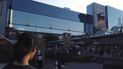 4k-Langsame-Neigung-über-Reflektierendem-Gebäude-Am-Späten-Nachmittag,-Wenn-Die-Sonne-In-Kyoto-Unterzugehen-Beginnt