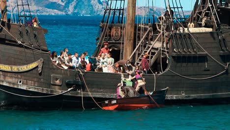 Santa-Maria-de-Colombo-offloading-passengers-by-tender-boat-genuine-flagship-replica-the-La-Santa-MarÃ­a-de-la-Inmaculada-ConcepciÃ³n-La-Santa-MarÃ­a-originally-La-Gallega-Christopher-Columbus-Atlantic