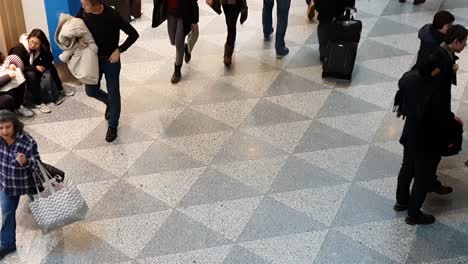 Crowded-airport-hallway,-people-walking,-on-their-way-to-the-next-flight