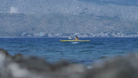 Menschen-Auf-Paddelbrettern,-Die-Im-Meerwasser-Kroatiens-Paddeln