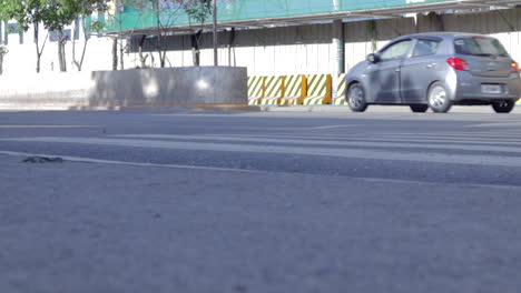 People-walking-across-the-road,-busy-traffic-in-a-city