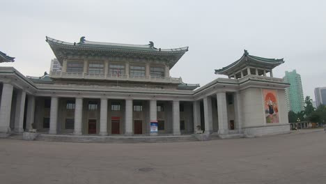 Der-Eingang-Des-Großartigen-Theaters-Von-Pyongyang,-Nordkorea