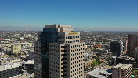 Drohnenaufnahmen-Aus-Der-Luft-Des-Wells-Fargo-Gebäudes-In-Der-Innenstadt-Von-Long-Beach,-Kalifornien