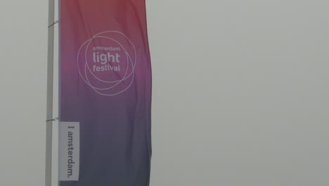 Light-Festival-Flag---Banner,-Das-An-Einem-Nebligen-Tag-In-Amsterdam-Im-Wind-Weht