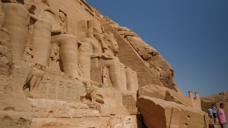 Nahaufnahme-Von-Riesigen-Antiken-Skulpturen-Des-ägyptischen-Pharaos-Ramses-Auf-Abu-Simbel-Tempel