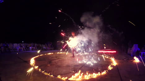 Un-Espectáculo-De-Danza-Del-Fuego-A-última-Hora-De-La-Tarde-En-La-Isla-Phi-Phi