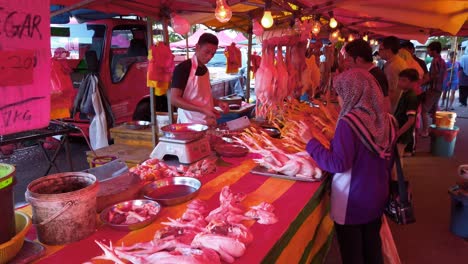 Toma-Estática-De-Una-Persona-Que-Vende-Pollo-Sacrificado-Halal-En-El-Mercado-De-Alimentos-Durante-El-Día