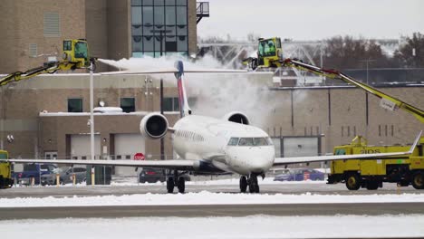 Specialist-equipment-being-used-to-defrost-a-passenger-jet-at-Minneapolis−Saint-Paul-International-Airport