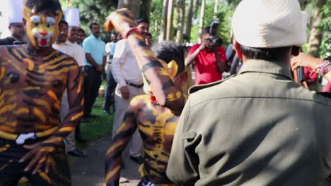 Männer-In-Tigerkostümen-Tanzen-In-Einer-Traditionellen-Prozession-In-Kerala,-Indai