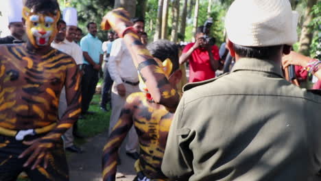 Men-in-tiger-costumes-dance-in-traditional-ceremony-procession-in-Kerala,-Indai