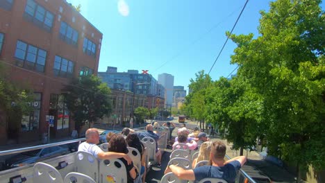 Seattle-Straßen-Vom-Touristenbus-Ohne-Dach,-Sonniger-Urlaubstag-Im-Sommer