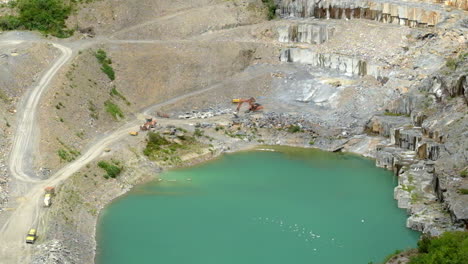 Excavadora-Y-Camión-Trabajando-En-Una-Cantera-De-Pizarra-En-Cornwall.