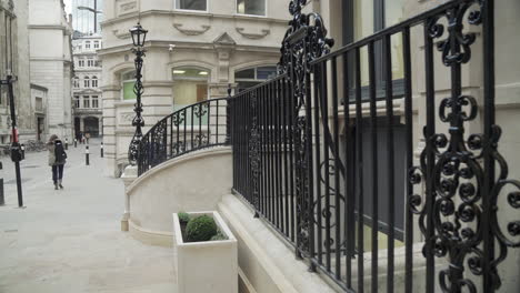 Schwenk-über-Eine-Balustrade-Zwischen-Weißen-Gebäuden-In-Der-City-Of-London