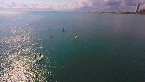 Der-Strand-Von-Boca-Del-Río-Hat-Ein-Ruhiges-Meer,-Das-Sich-Für-Sportarten-Auf-Surfbrettern-Mit-Paddeln-Und-Kajaks-Eignet