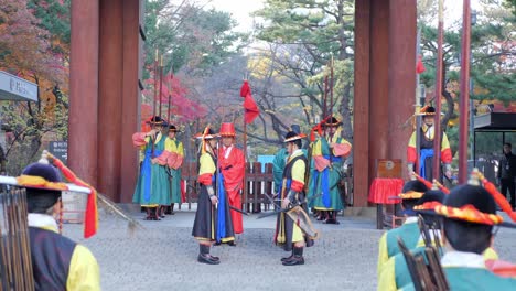 Ceremonia-De-Cambio-De-Guardia-De-La-Puerta-Palacio-Deoksugung-Seúl-Corea-Del-Sur