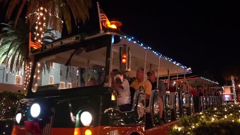 Christmas-Trolley-Fährt-Durch-Saint-Augustine-Florida-Night-Of-Lights-Celebration