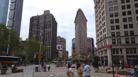 Zeitraffer-Des-Flatiron-Building,-Der-Kreuzung-Der-5th-Avenue-Und-Des-Broadway-An-Einem-Sonnigen-Sommertag,-New-York-City,-USA